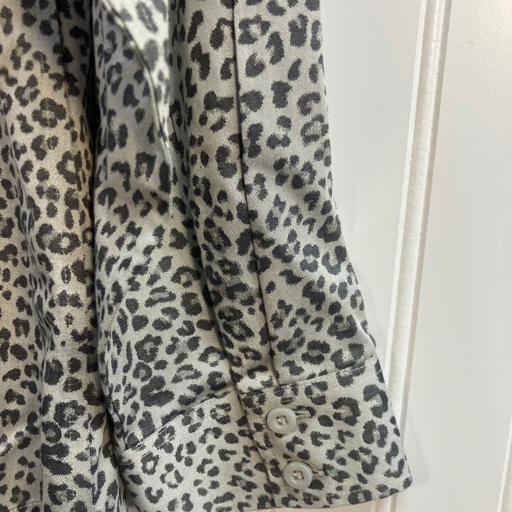 Chicos No-Iron Coolmax All Season  Leopard Print Button Down Shirt SZ 2 L 12/14 - Picture 9 of 11